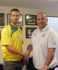 Tom Bates Signs for the Canaries