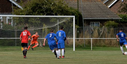 Bradders signs for the V's