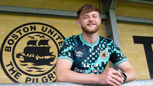 Midfielder Waldock signs for the Pilgrims