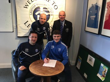 Harry Knights signs a new contract