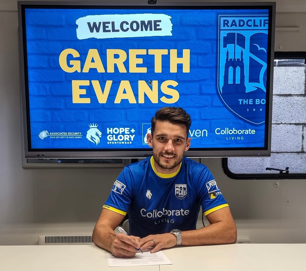 Gareth Evans signs for Radcliffe.
