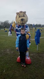 U09 Cannon Kye , sneaks a photo with Kingsley from Reading FC