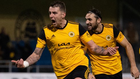 United clinch Leesley signature