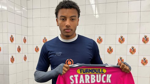 Starbuck makes United loan move