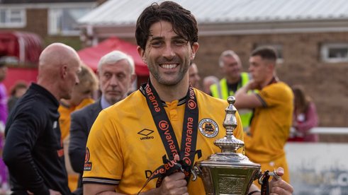 Mills signs new United deal