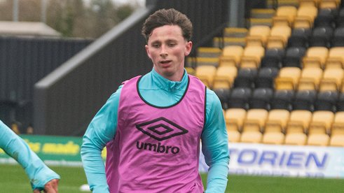 United sign midfielder Adshead