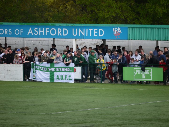 Clark stays in Kent The Pitching In Isthmian Football League